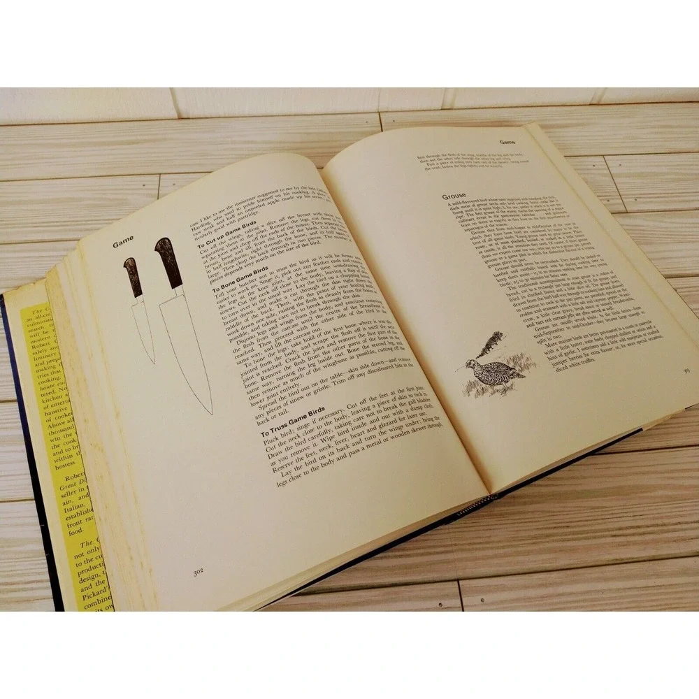 The‎ Connoisseur's Cookbook 1965 1st Edition HCDJ Robert Carrier Gourmet-Core